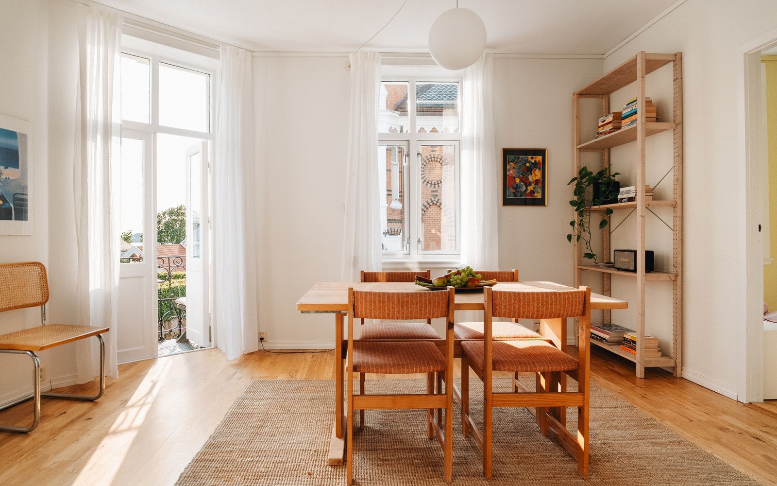 Stuen er leilighetens naturlige samlingspunkt - et lyst og romslig oppholdsrom med klassiske detaljer og sjarm. Galleribilde