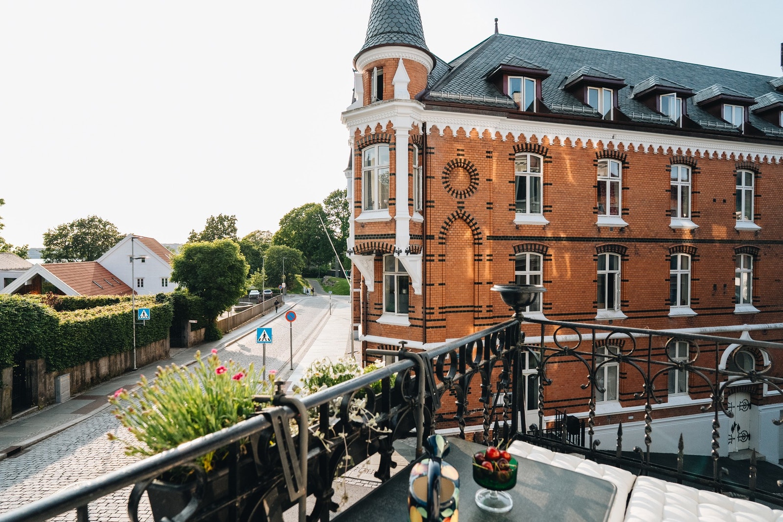 Balkongen er laget i smijernsrekkverk i klassisk stil som gir leiligheten karakter og eleganse. Galleribilde