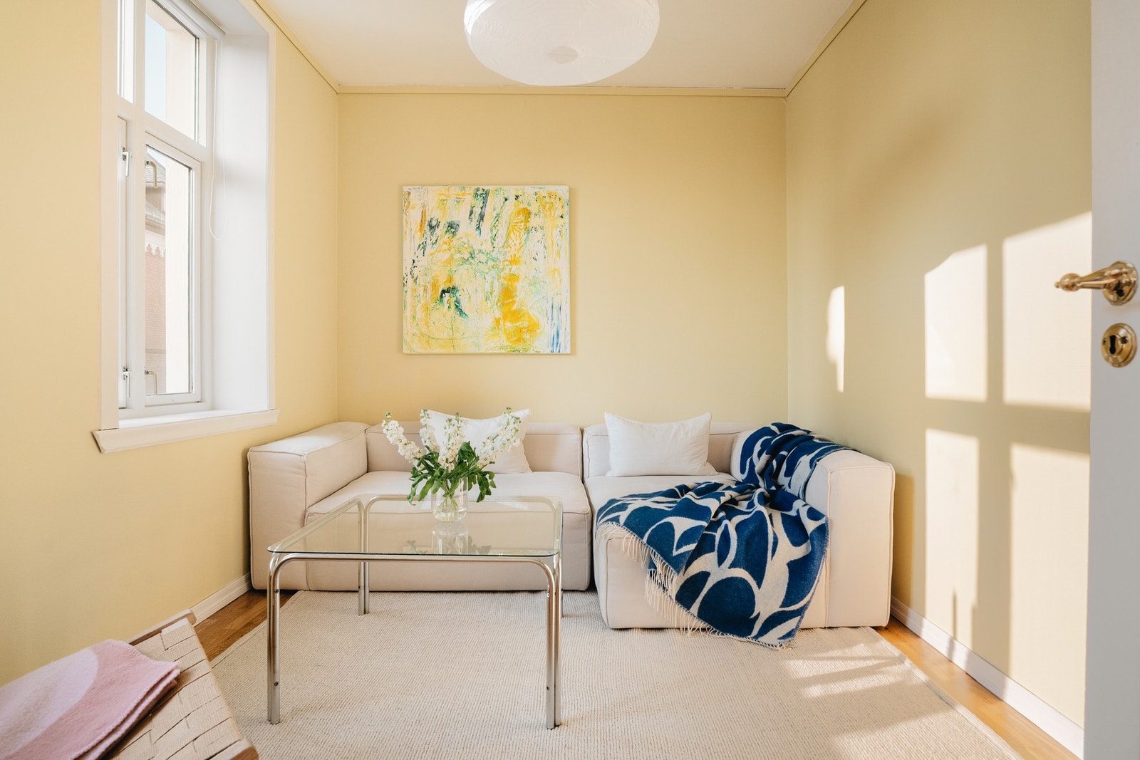 Rommet har store vindusflater og en praktisk utforming som gir mulighet for møblering etter ønske. Galleribilde