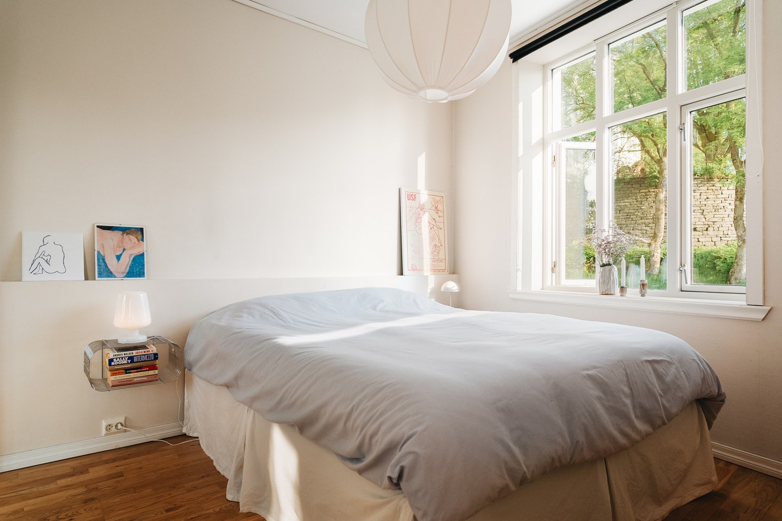 Soverommet er av god størrelse og har plass til dobbeltseng, garderobeskap og eventuelt en liten arbeidsplass. Galleribilde