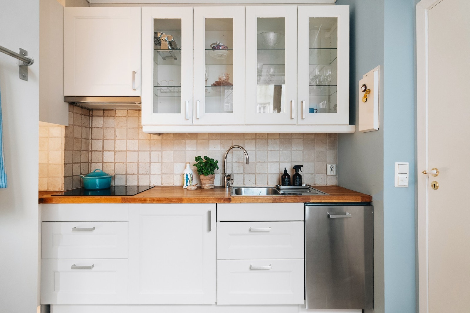 De store vinduene sørger for godt lys også her, og skaper en trivelig ramme rundt matlagingen. Galleribilde