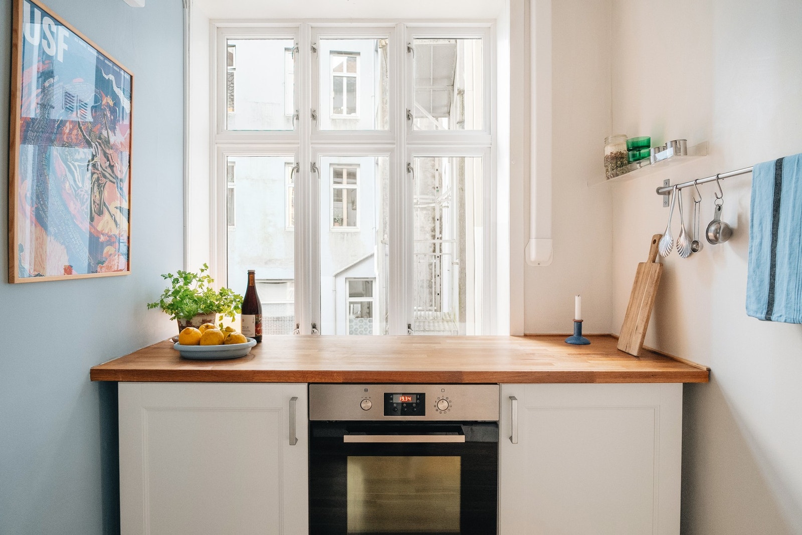 Kjøkkenet ligger i et eget rom, adskilt fra stuen - ideelt for deg som ønsker en tydelig soneinndeling i boligen. Galleribilde