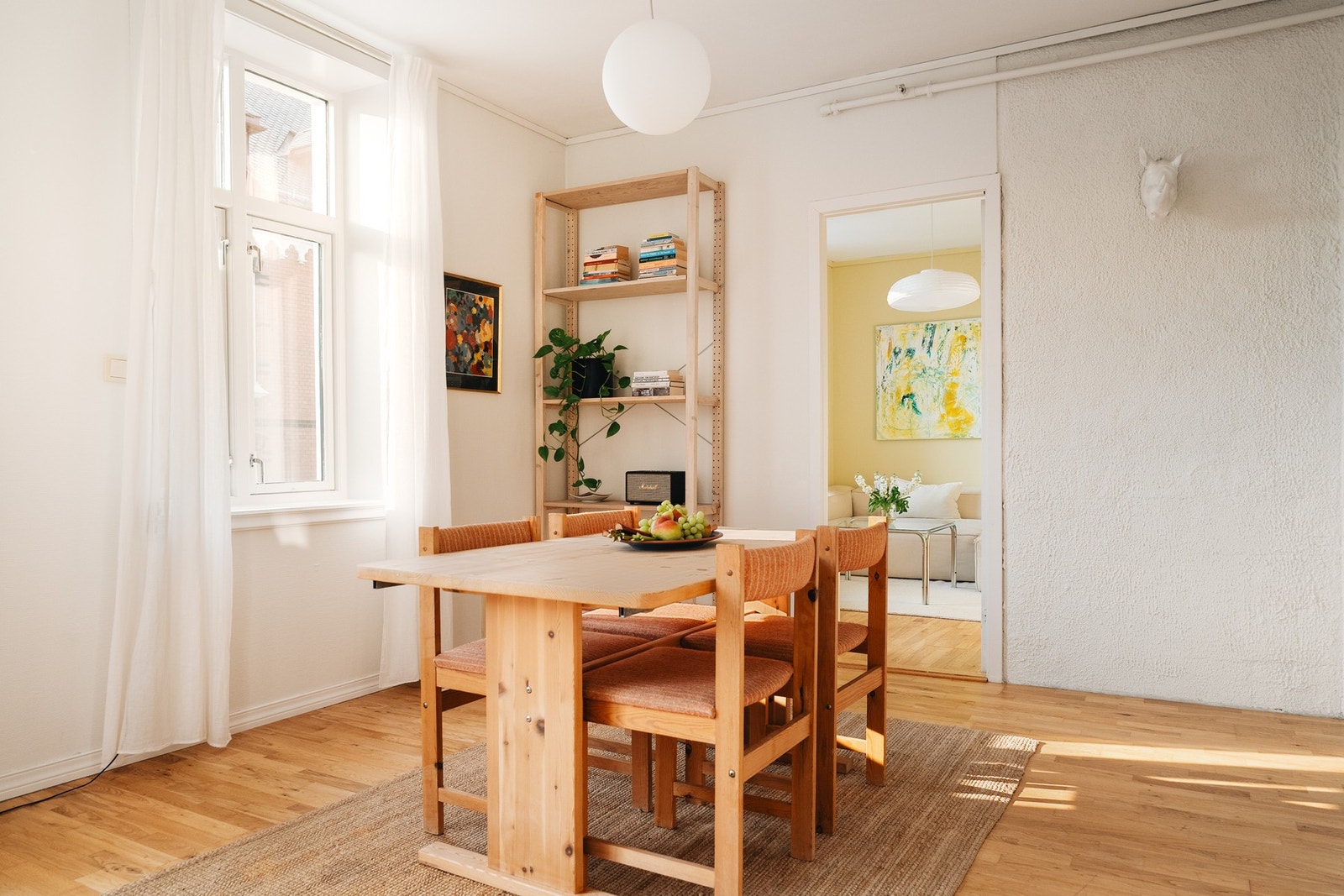 De store vinduene slipper inn rikelig med dagslys, noe som forsterker den luftige og behagelige atmosfæren. Galleribilde