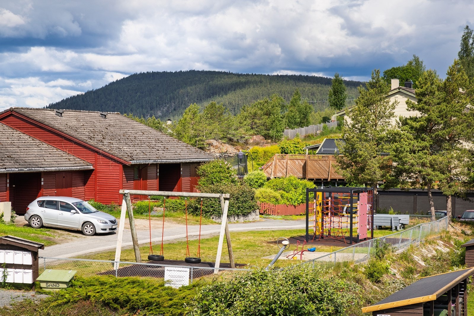 Kort vei fra leiligheten er det felles lekeplass for området. Galleribilde