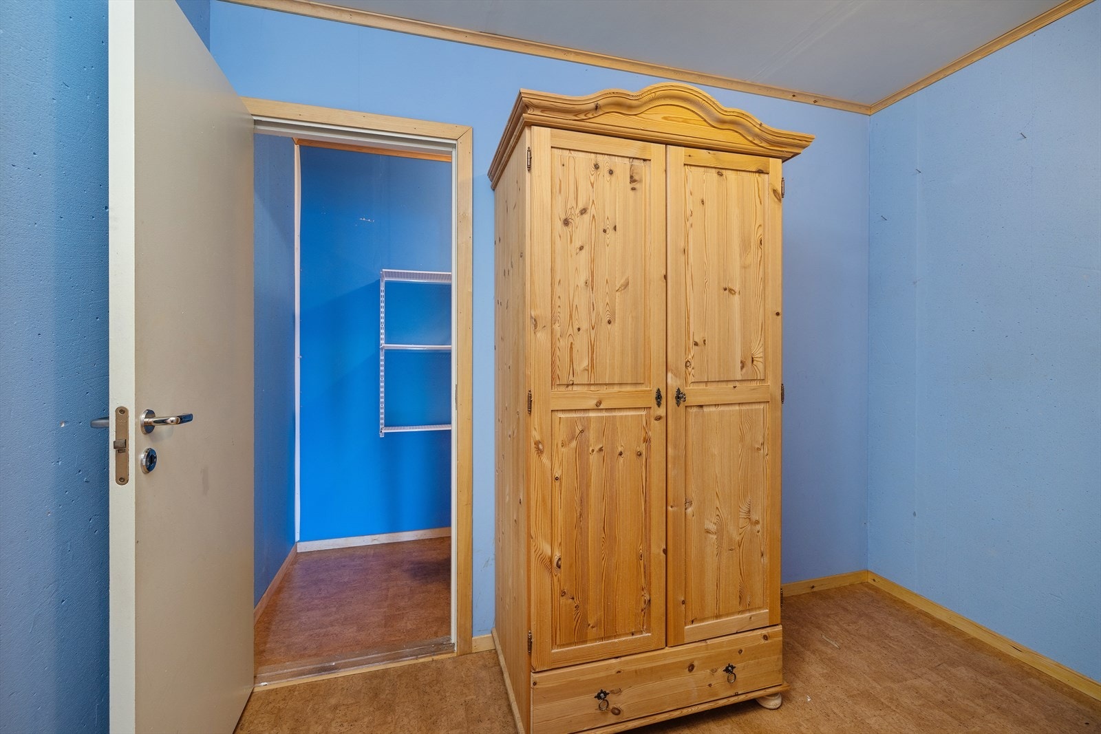Gode lagringsmuligheter i 1. etasje med 2 boder. Galleribilde