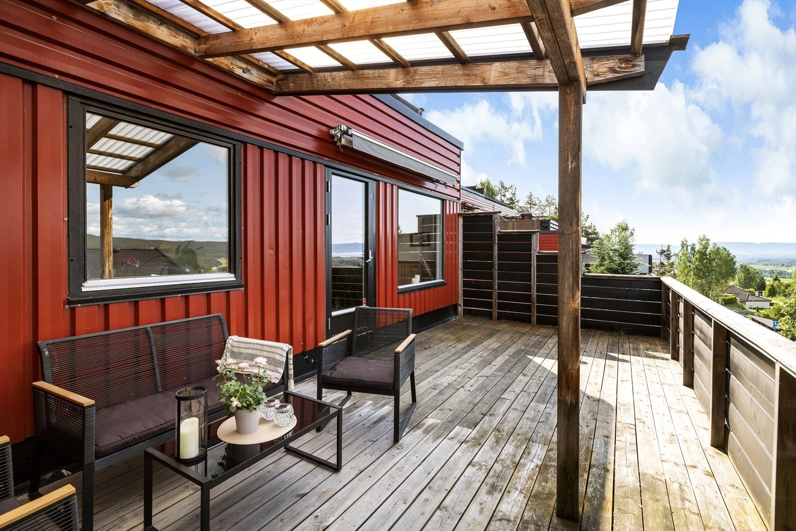 Stor syd-vestvendt terrasse med gode solforhold. Galleribilde