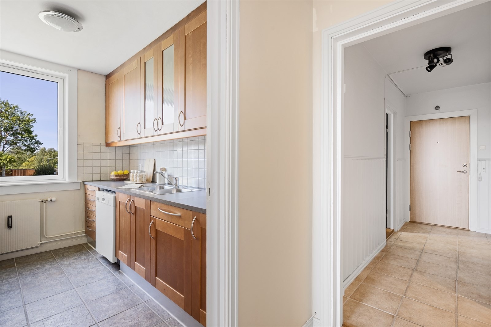 Leiligheten har et innbydende inngangsparti som gir et godt førsteinntrykk av leiligheten. Galleribilde