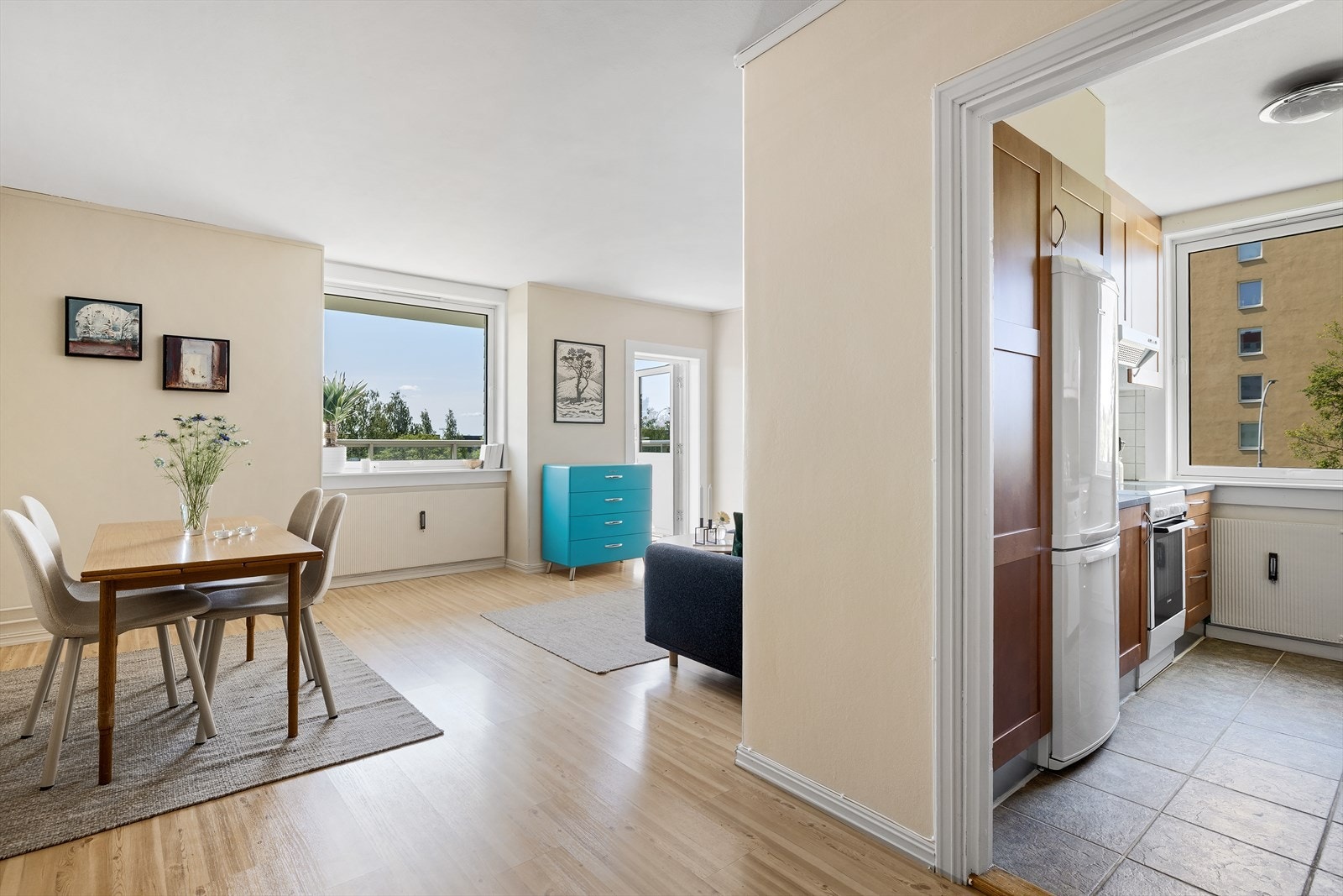 Kjøkken i praktisk og separat løsning fra stuen. Galleribilde