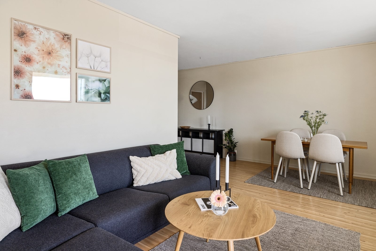 Stuens overflater ble malt i 2025 i en lys og moderne farge. Galleribilde