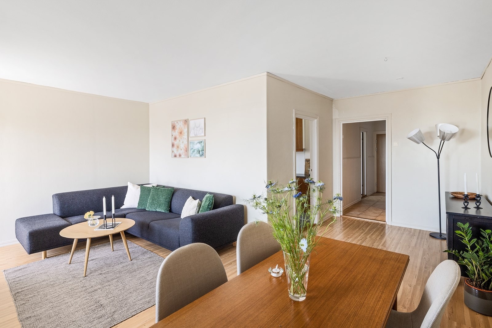 Det er god plass til å innrede med sofagruppe og tilhørende TV-møblement, spisegruppe samt annet ønsket møblement. Galleribilde