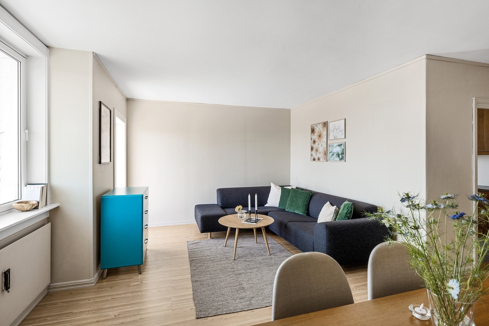 Her får du en romslig stue med store vindusflater og en utforming som gjør det enkelt å møblere. Galleribilde