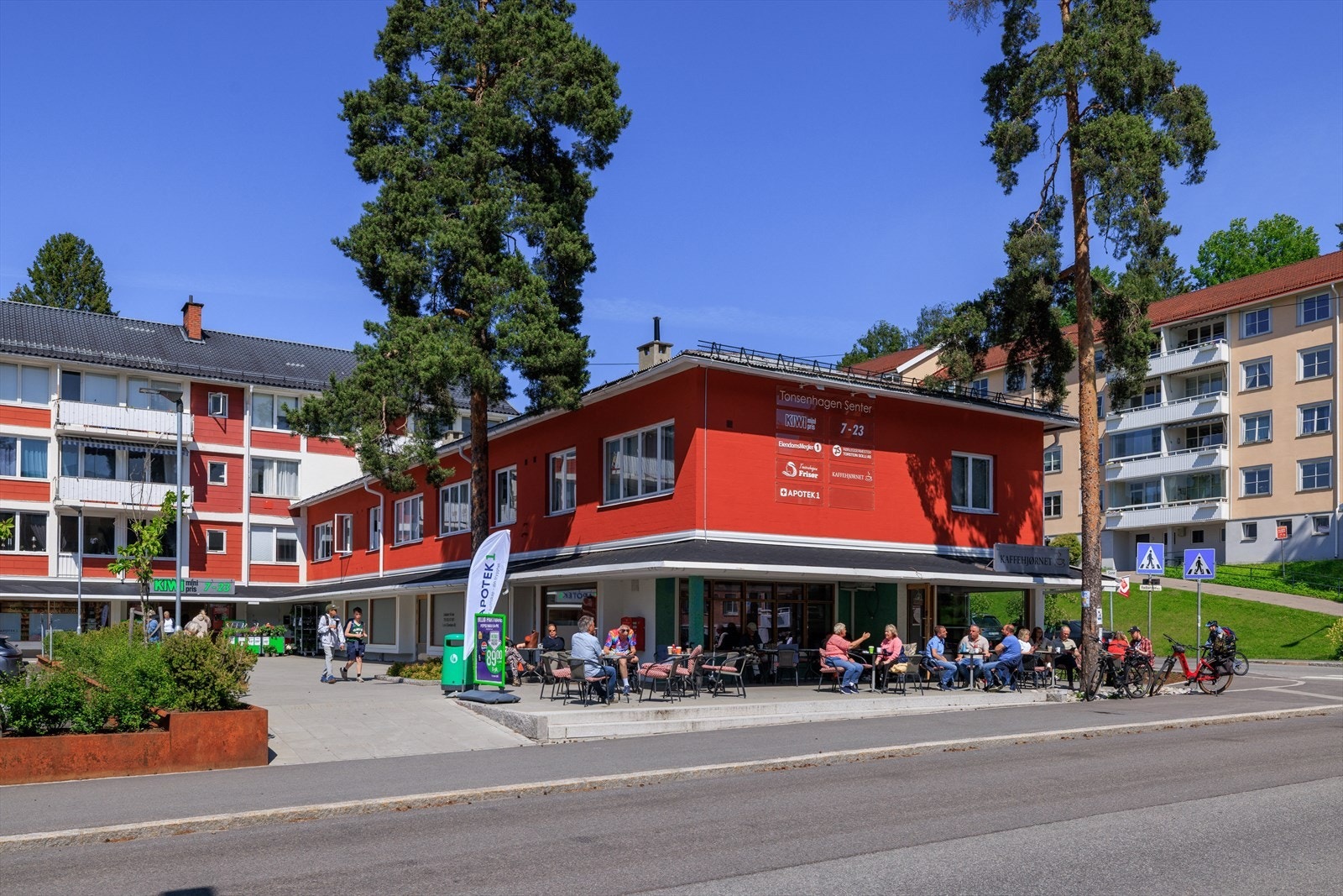 På Tonsenhagen senter finner du blant annet den hyggelig nabolagskafeèn Kaffehjørnet. Galleribilde