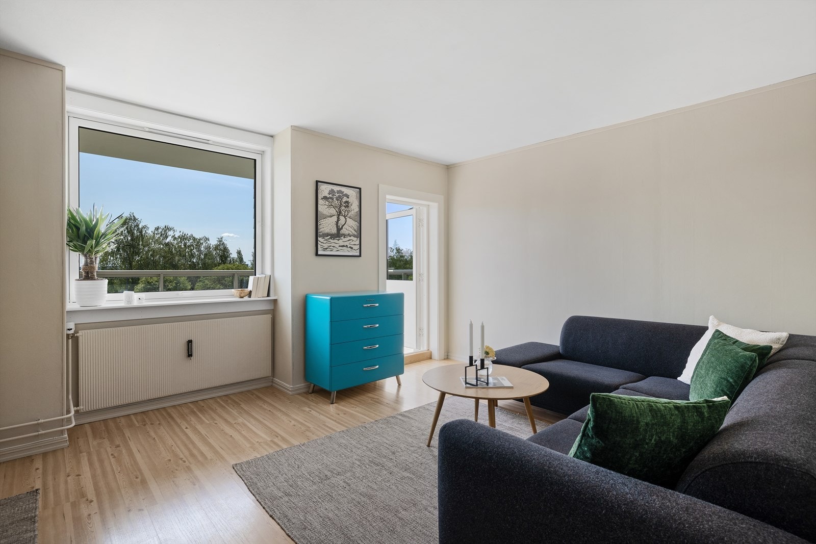 Stuens store vindusflater sørger for rikelig med naturlig lysinnslipp. Galleribilde