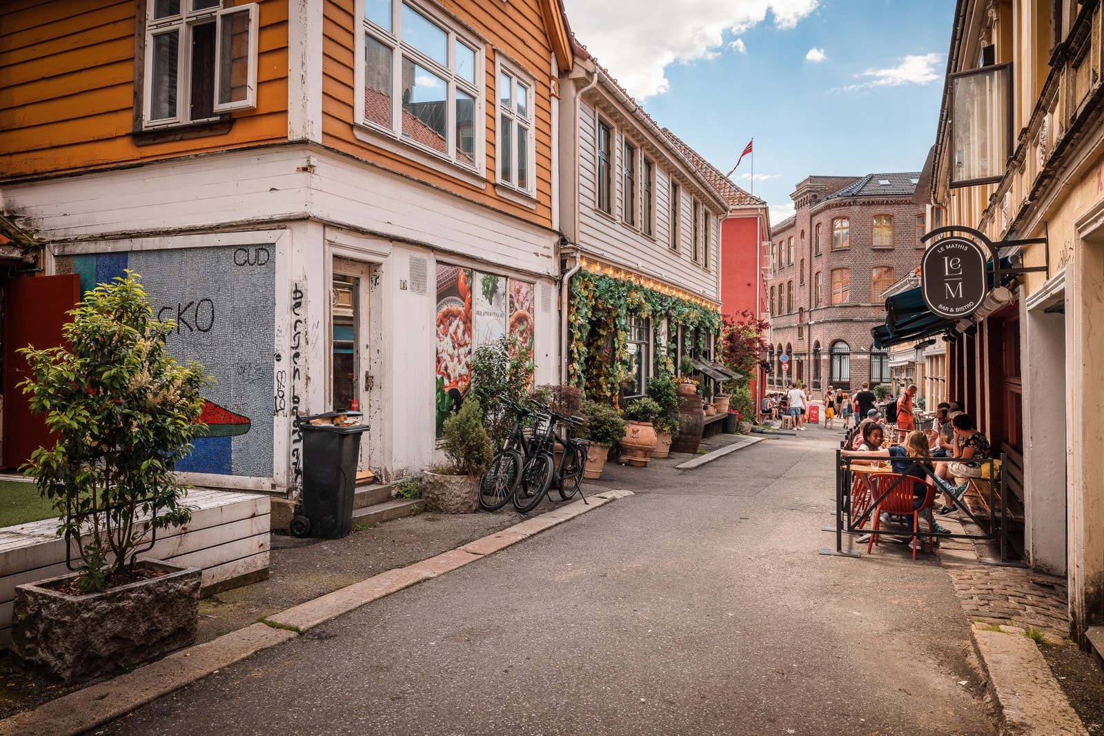 - Like i nærheten kan man nyte et velsmakende måltid på en av de hyggelige restaurantene i Skostredet - Galleribilde