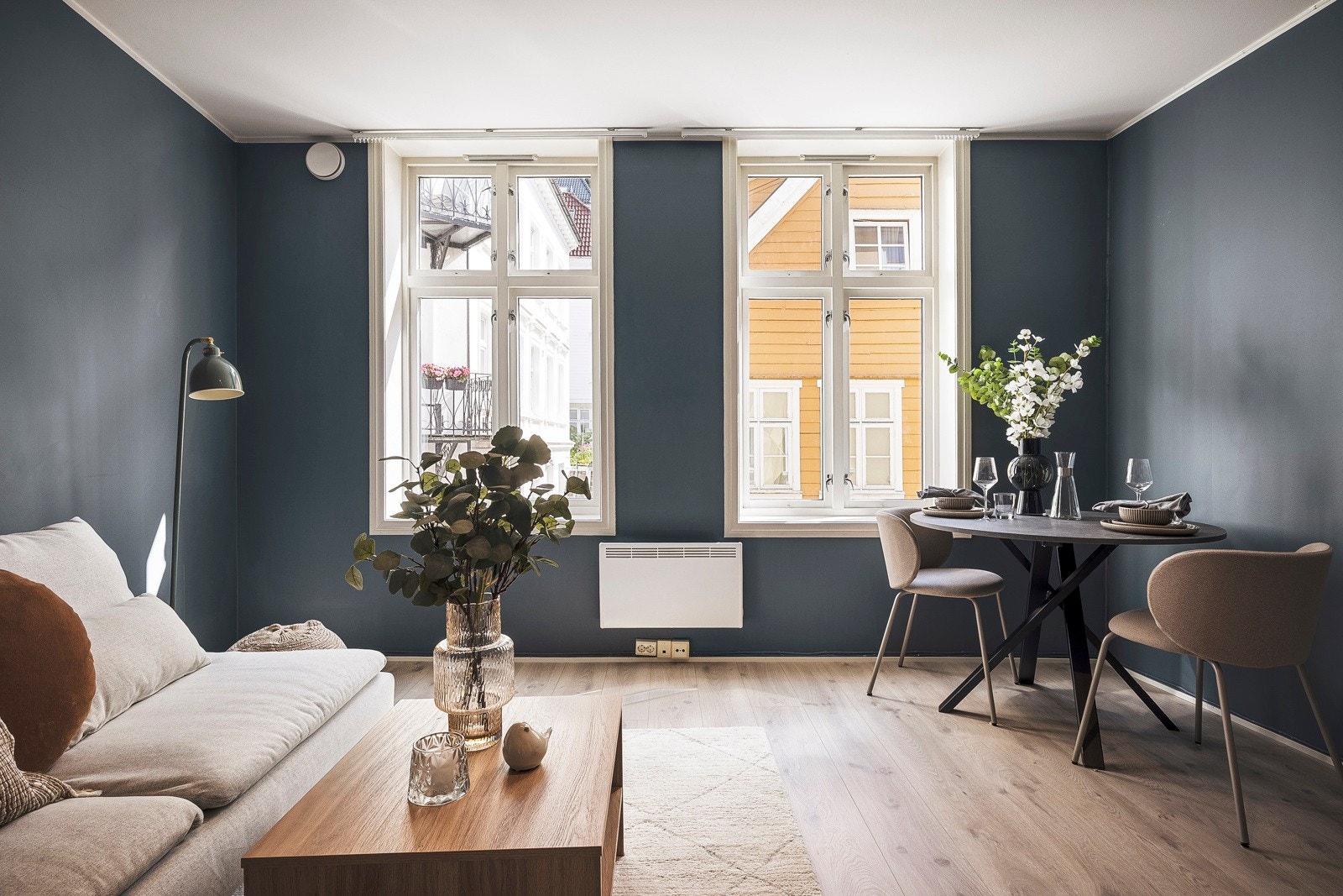 - Store vinduer i alle rom gir rikelig med naturlig lys - Galleribilde