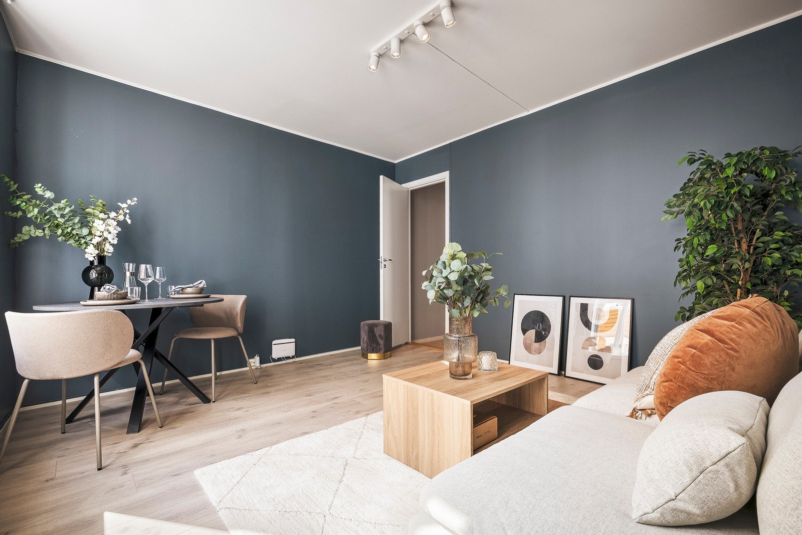 - Stuen har god plass til både sofagruppe og spisebord - Galleribilde