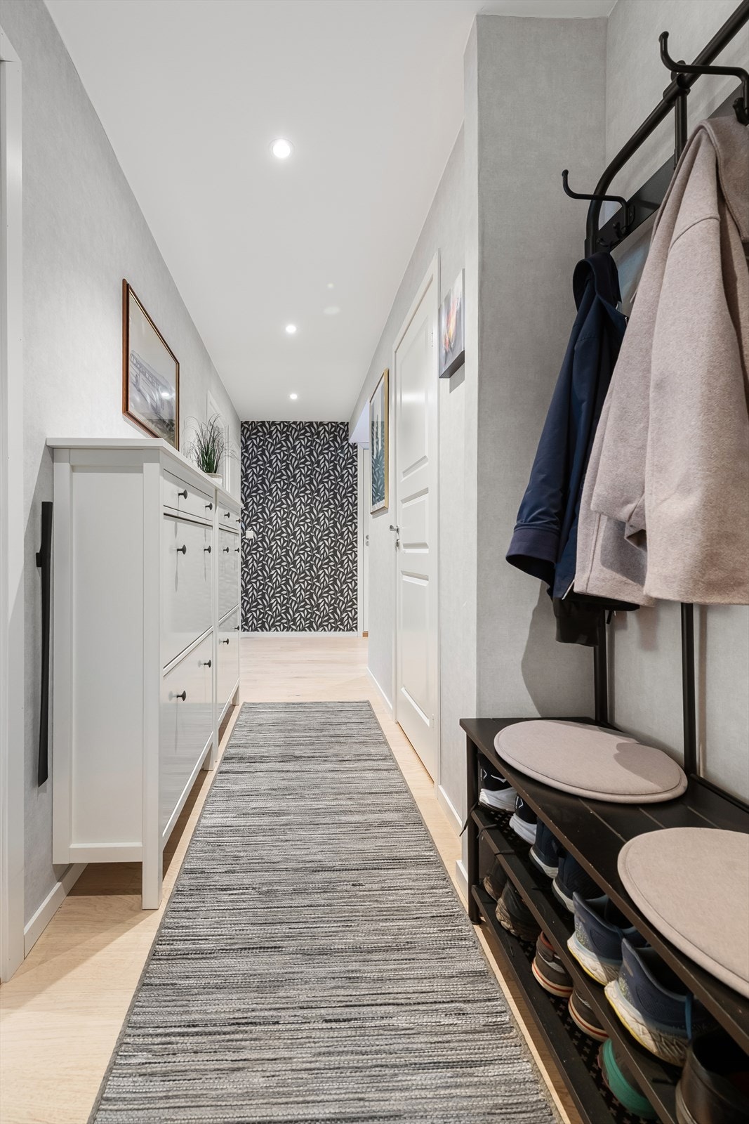 Det er god plass for sko og yttertøy i entreen samt skyvedørsgarderobe i gang Galleribilde