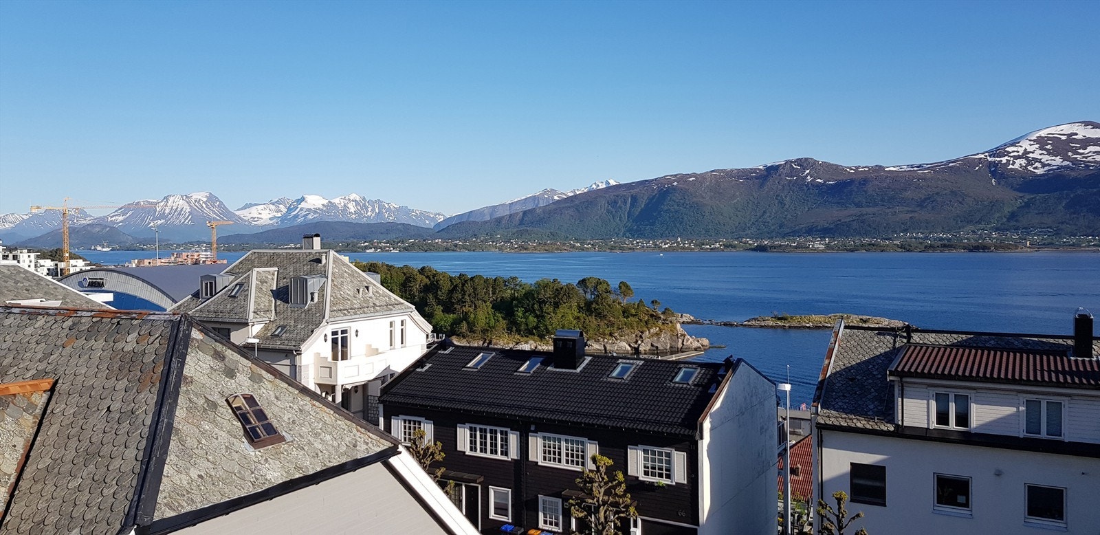 Flott utsikt mot fjord og fjell fra leiligheten - bilde tatt av selger Galleribilde