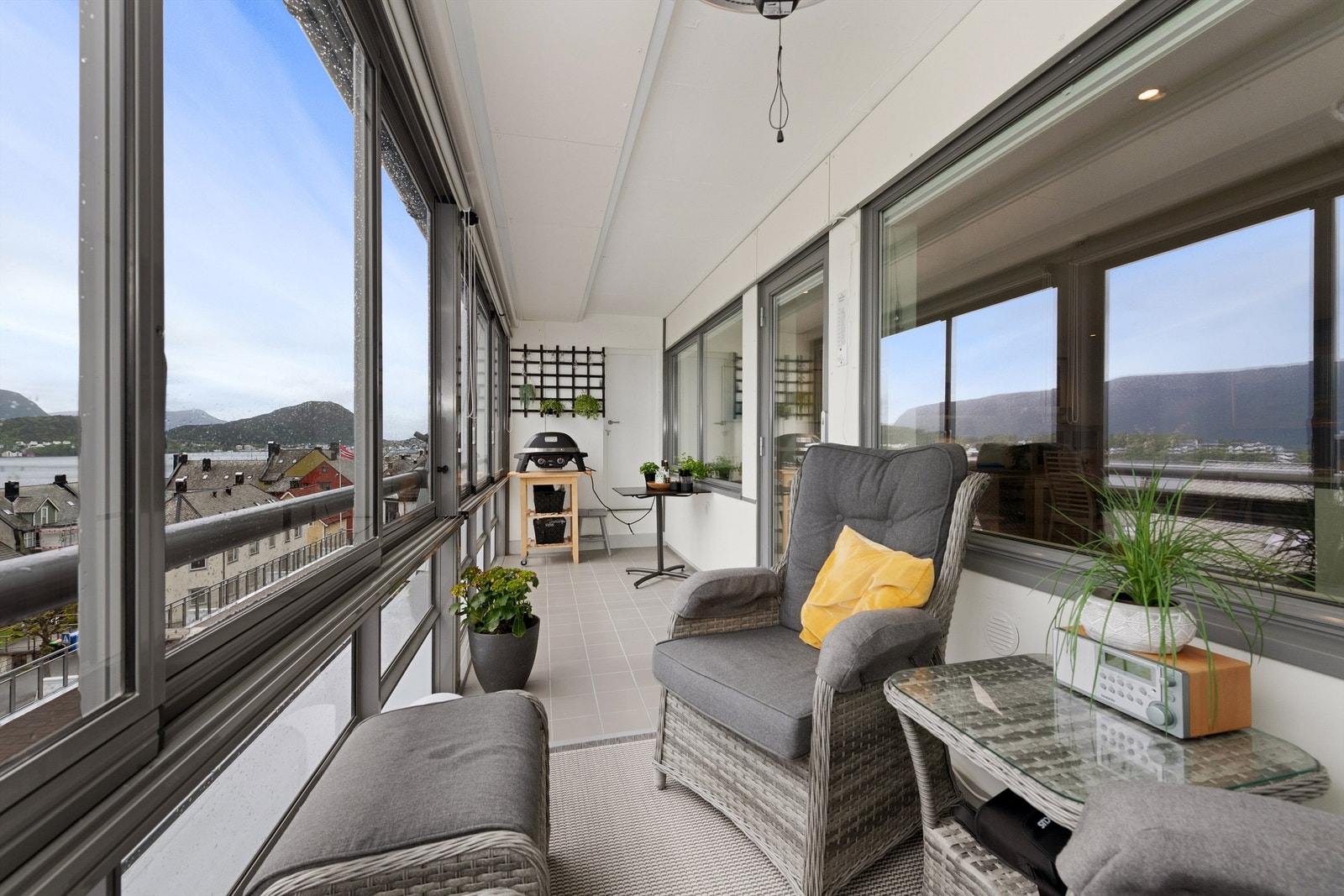 Innglasset terrasse mot syd på ca. 12 kvm med nydelig utsikt. Galleribilde