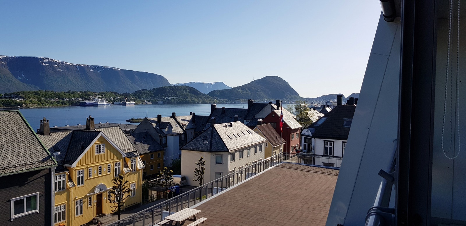 Utsikt mot sydvest, Borgundfjorden og Aspevågen - har har mann flott utsikt mot Cruise trafikken til og fra Ålesund havn. Galleribilde