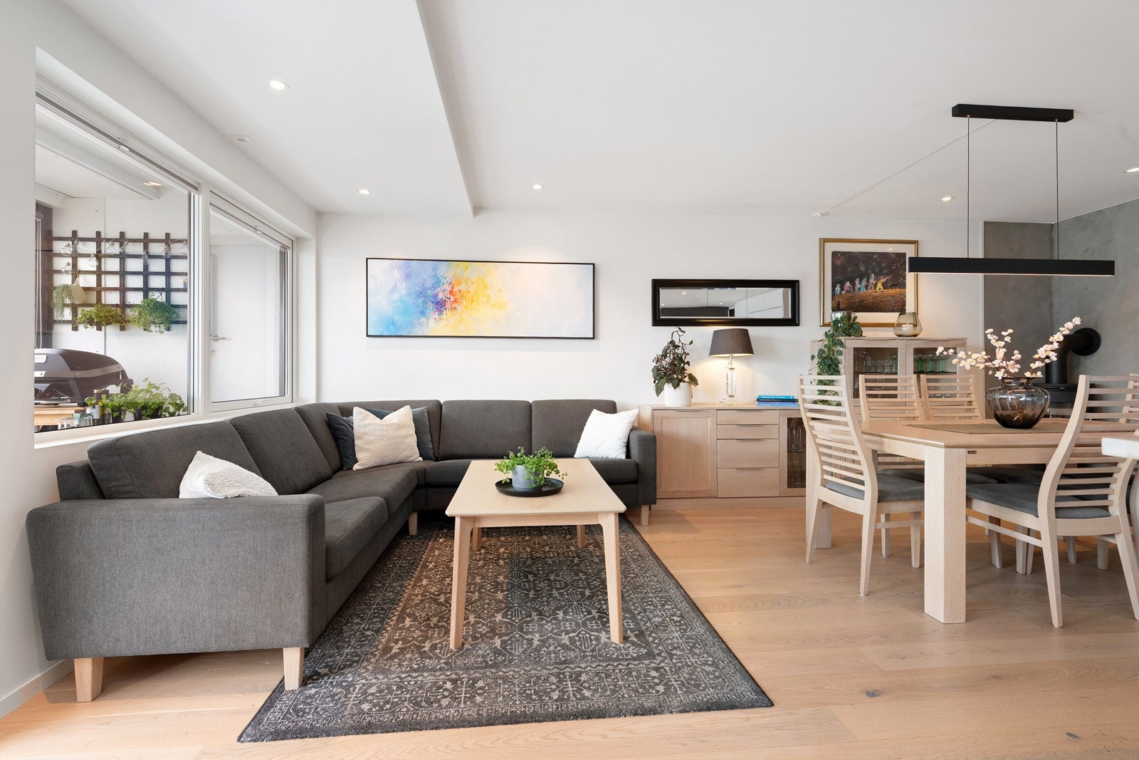 Stue og kjøkken i åpen løsning med god plass til både sofagruppe og spisestue. Galleribilde