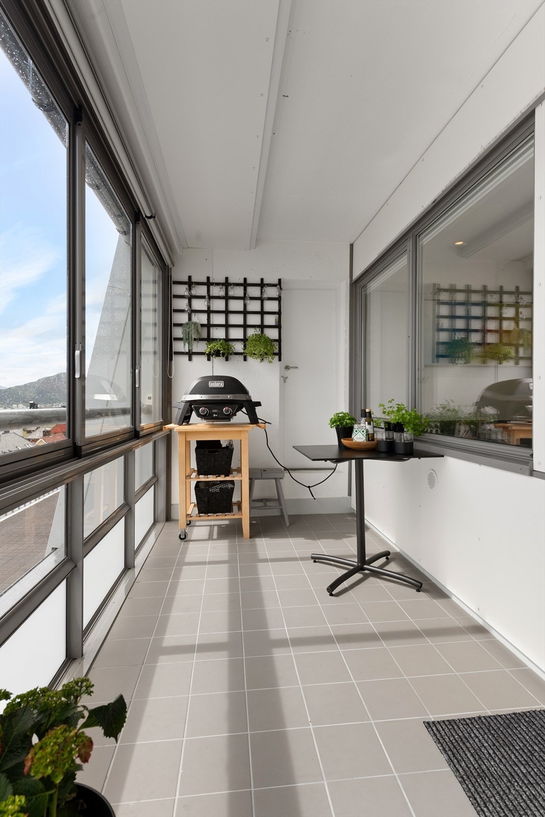 Det er god plass til sittegruppe, samt grill etc. på den romslige innglassede balkongen mot syd. Galleribilde