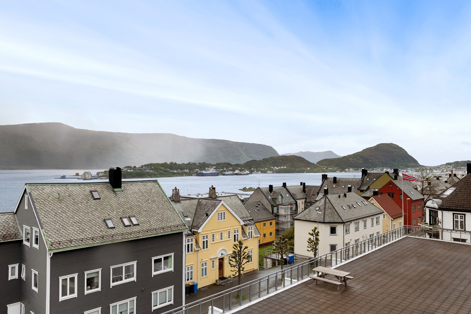 Utsikt mot sydvest mot Borgundfjorden og Aspevågen. Galleribilde