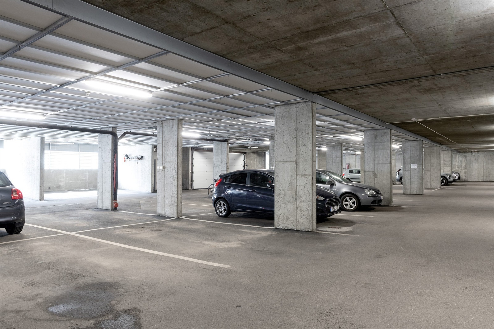 Felles garasjeanlegg med vaskeplass i underetasjen med adkomst fra Borgundvegen. Galleribilde