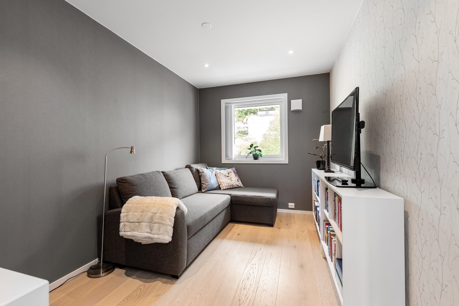 Soverom 3 er idag innredet med sovesofa og tv. (Brukes som en ekstra tv-stue). Galleribilde