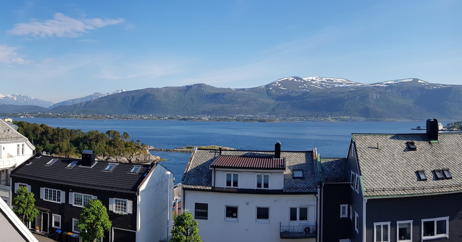 Utsiktsbilde mot syd fra leiligheten mot Borgundfjorden, Sula og Sunnmørsfjella. Galleribilde