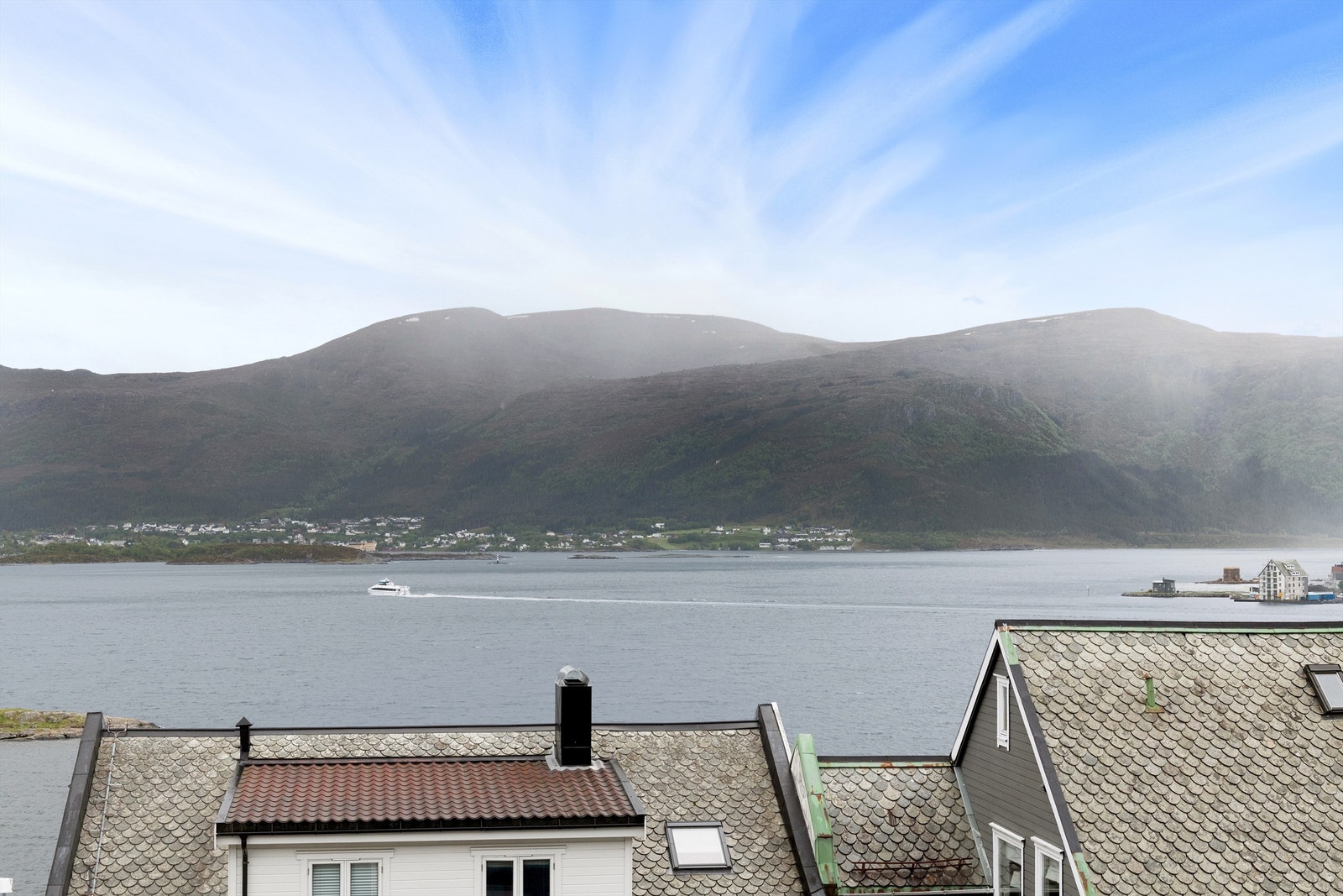 Utsikt mot syd mot Borgundfjorden og Sulafjellet og skipstrafikken til og fra Ålesund havn. Galleribilde