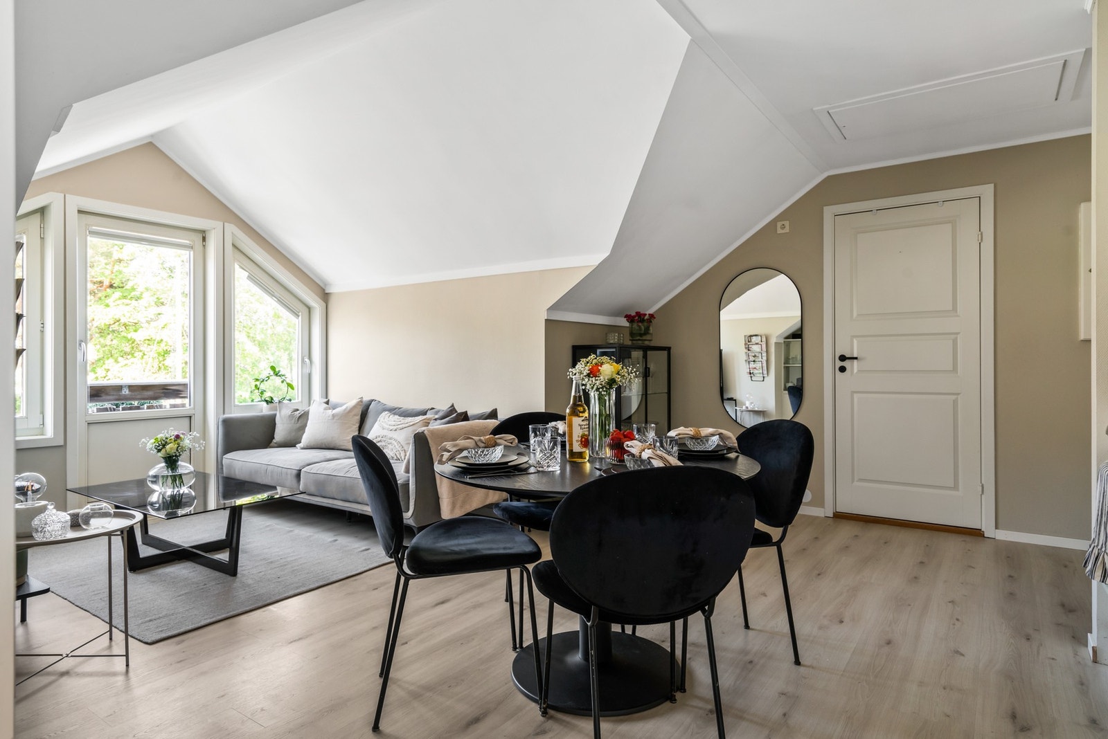 Dette er en arealeffektiv 2-roms som er opprinnelig oppført i 1991. Leiligheten er i følge eier innredet i 2007. Galleribilde