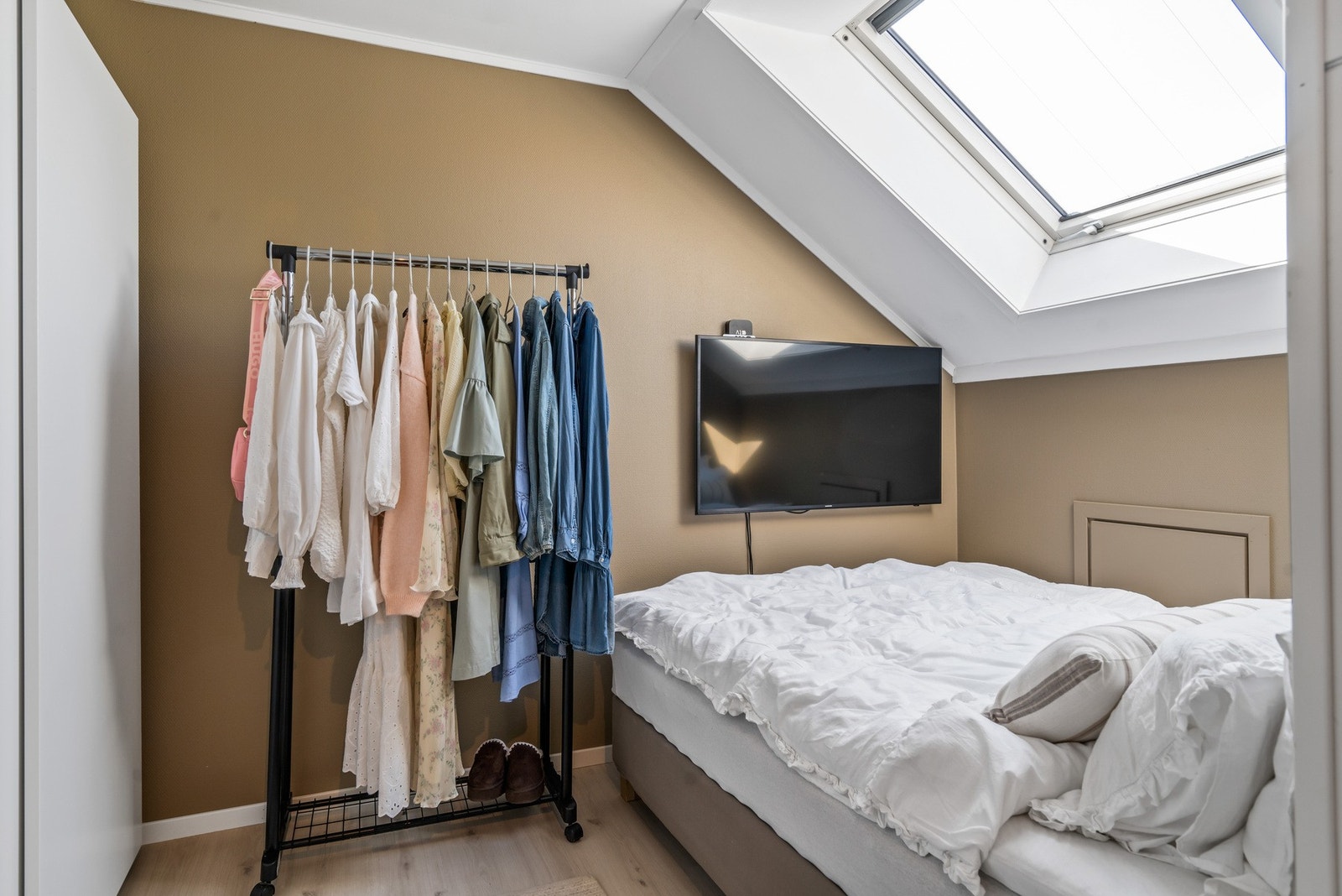 Soverommet er lunt og koselig med et stort takvindu. Her kan man ligge å studere stjernehimmelen før man sovner. Galleribilde