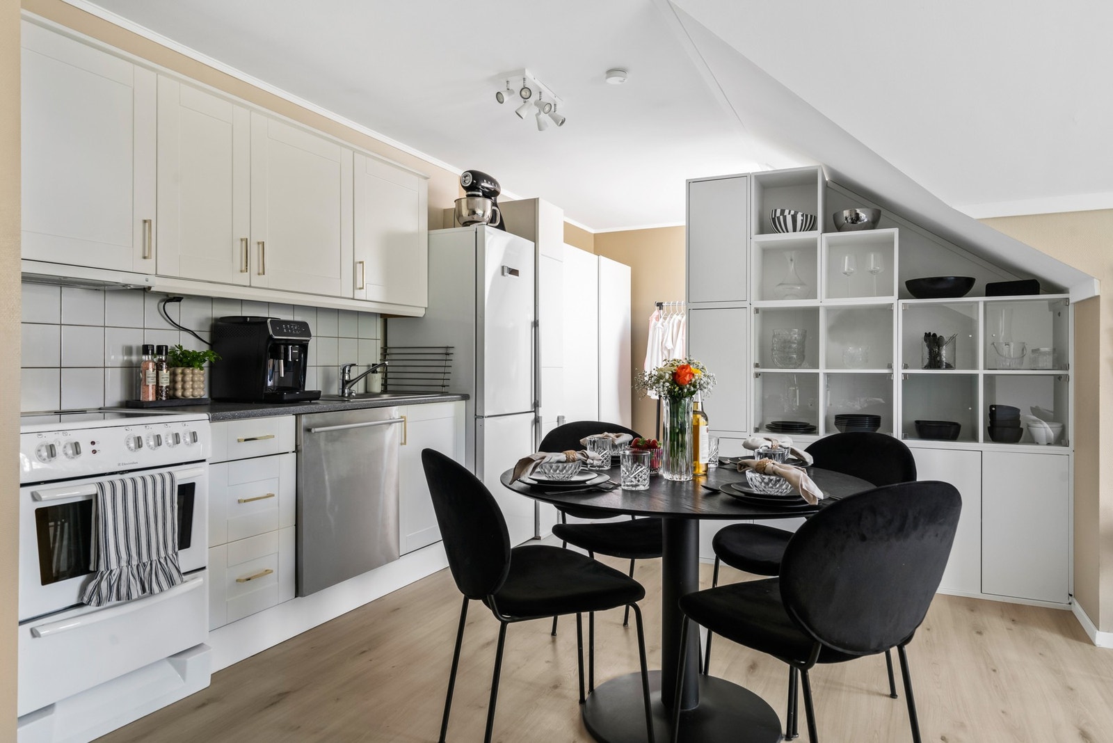 Det er åpen planløsning til stuen. Galleribilde