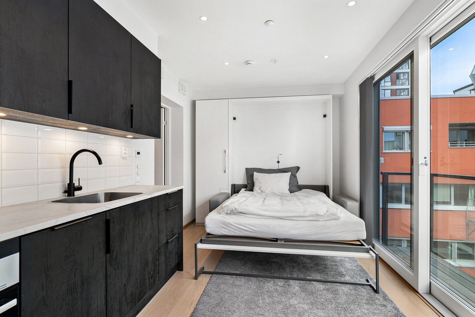 Leiligheten er møblert etter Compact Living-konseptet, med praktisk skapseng som enkelt trekkes ut og transformeres til sofa. Galleribilde