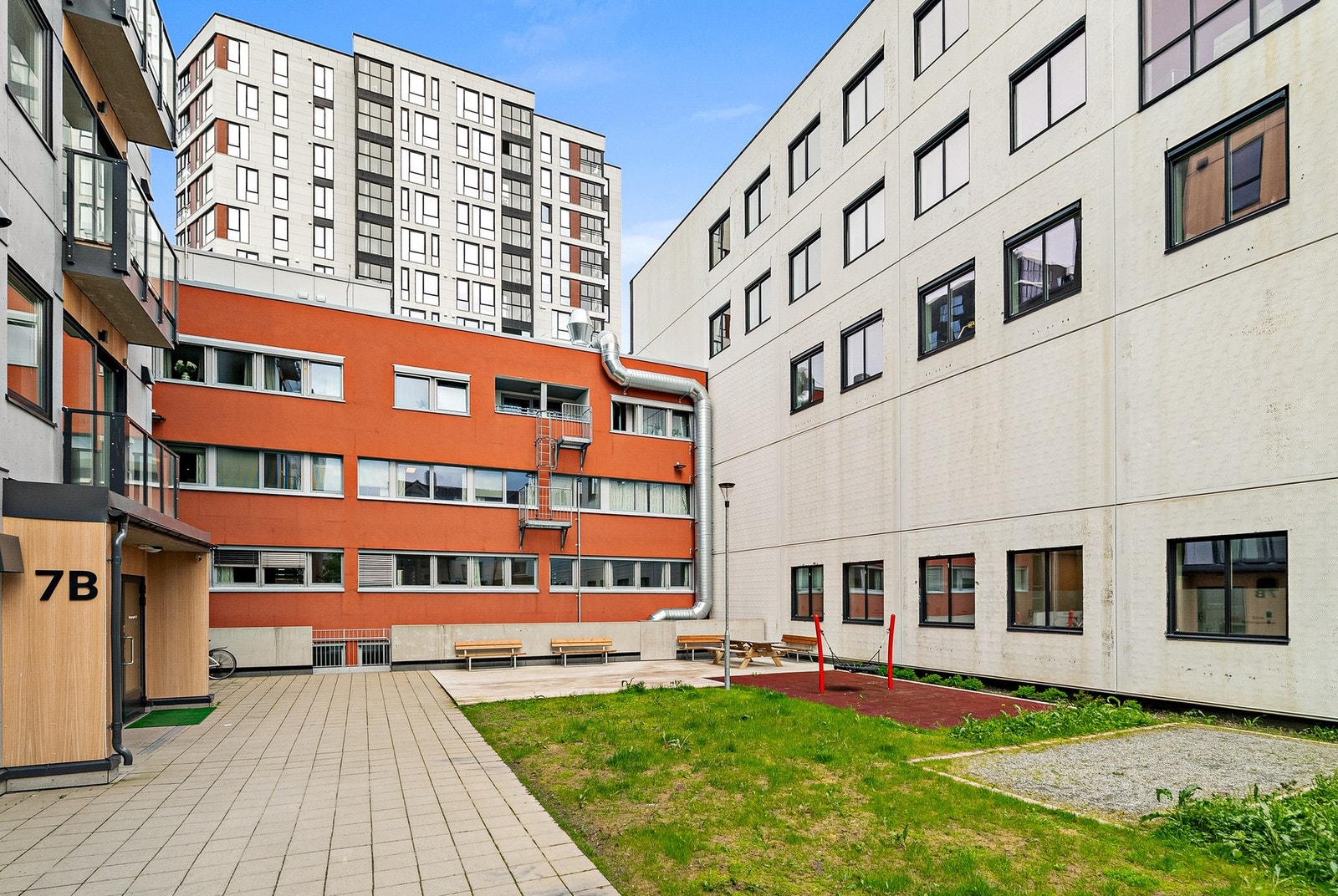 Bakgården er opparbeidet med grøntareal og terrasse m/sittegrupper. Galleribilde