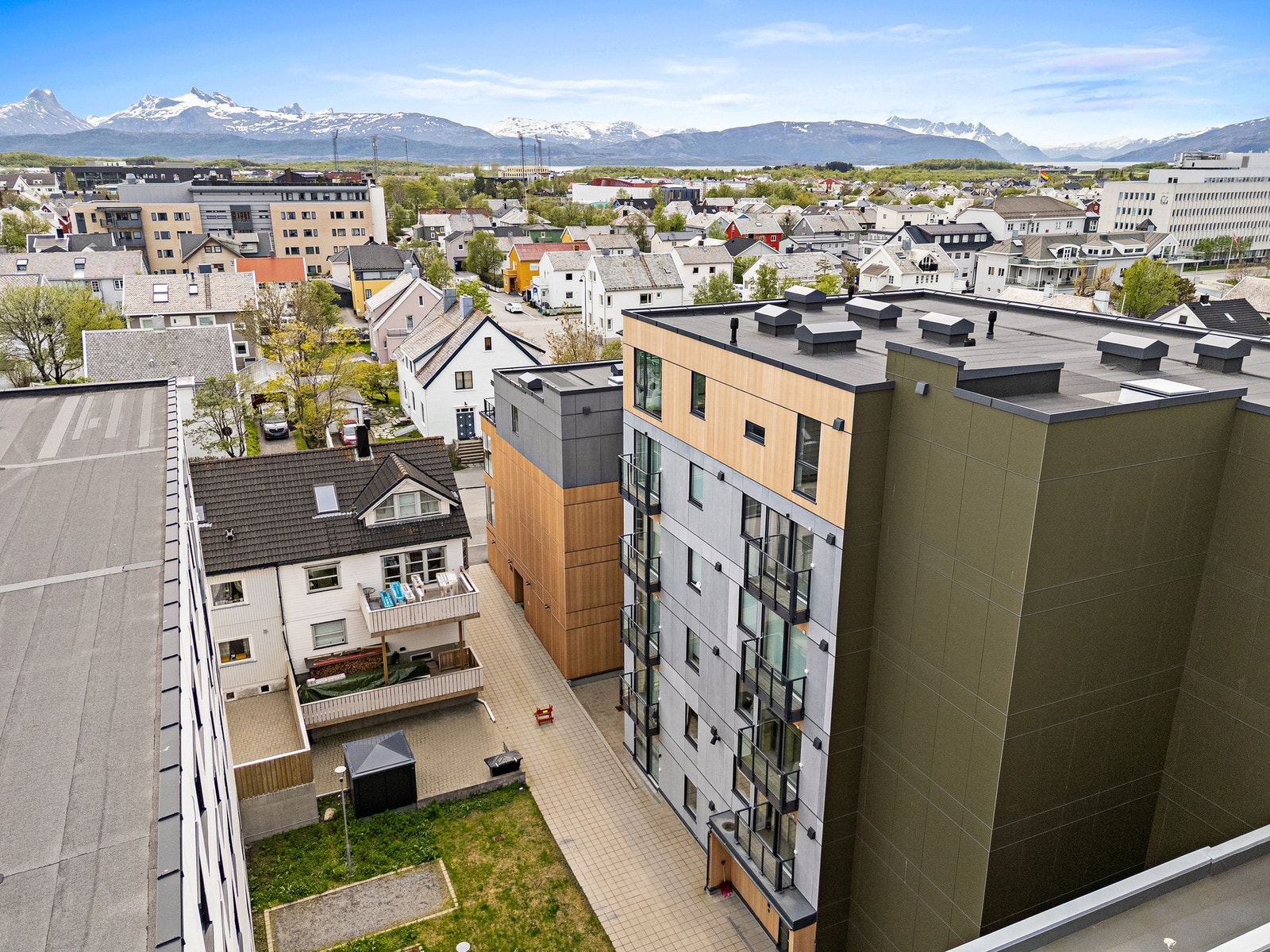 Inngangspartiet ligger i pen bakgård. Heisen ligger praktisk nært leiligheten. Galleribilde