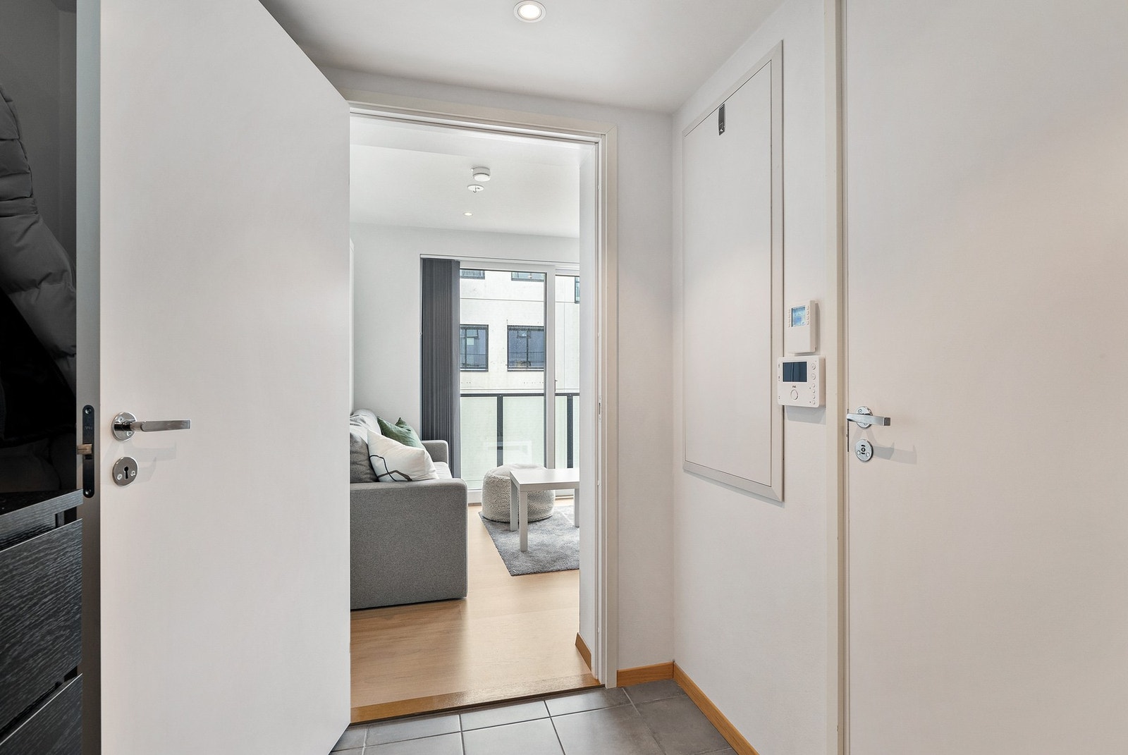 Romslig entré med god plass til garderobe. Galleribilde