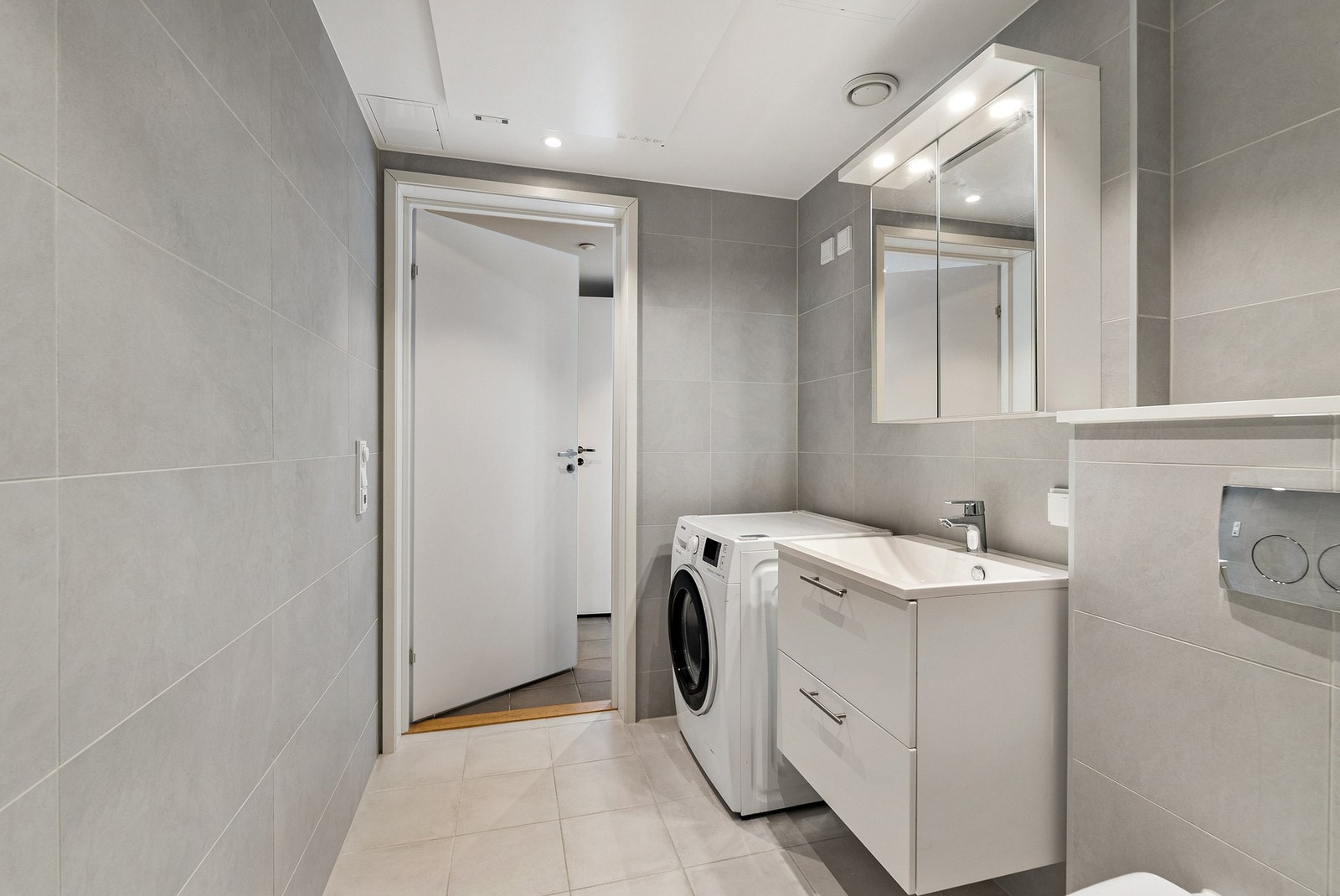 Opplegg for vaskemaskin og tørketrommel på badet. Galleribilde