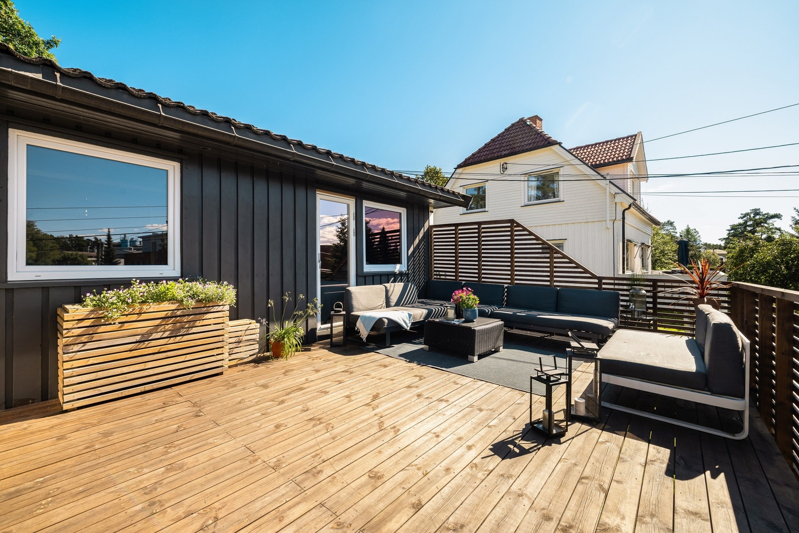 Terrassen er solfylt store deler av dagen sommerstid, frem til sen kveld. Galleribilde