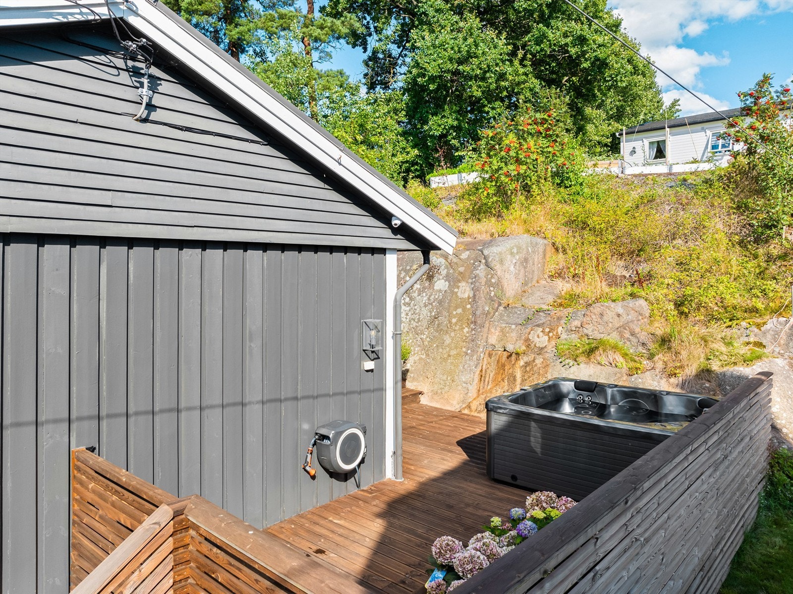 Ny terrasse på 33 kvm. er oppført rundt boligens syd-østre side, inkludert ny trapp for adkomst til første etasje. Galleribilde