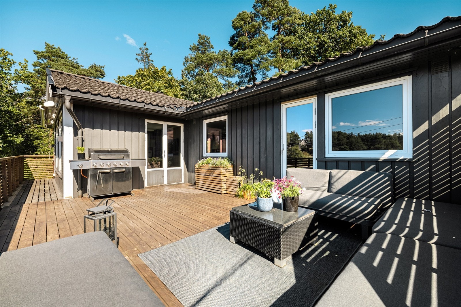 Terrassen er på 34 kvm. og ble rundt 2017 oppgradert med nytt terrassegulv og moderne spilerekkverk. Galleribilde