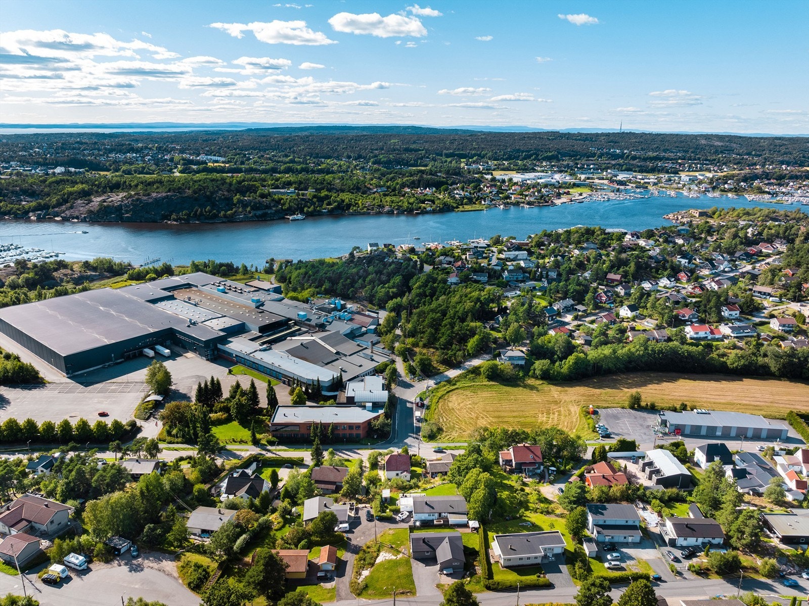 Sommerstid er nærhet til sjøen og flere fine badesteder et stort pluss. Galleribilde