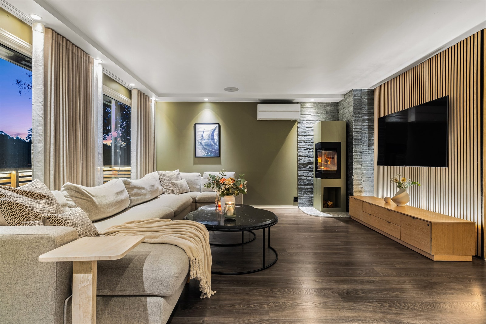 Nytt og elegant ildsted ble installert i stuen i forbindelse med oppussing, ny varmepumpe i 2019. Galleribilde