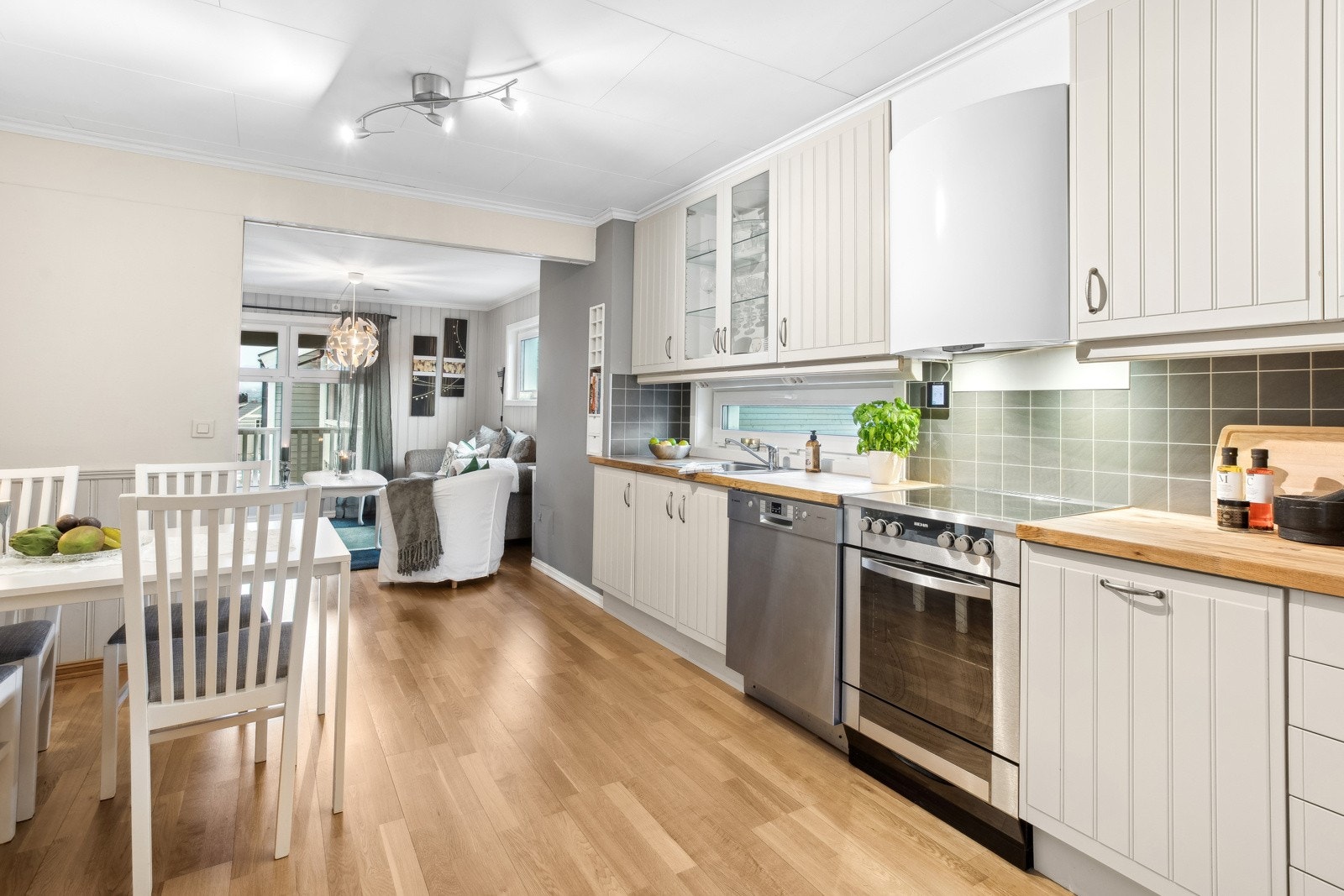 Fra stuen har du adkomst til kjøkkenet. Her har du godt med skapplass for oppbevaring av diverse mat og kjøkkenutstyr. Galleribilde