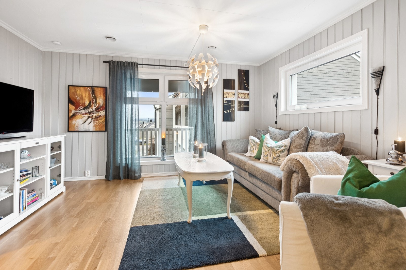 De store vindusflatene slipper rikelig med naturlig lys inn i leiligheten. Galleribilde