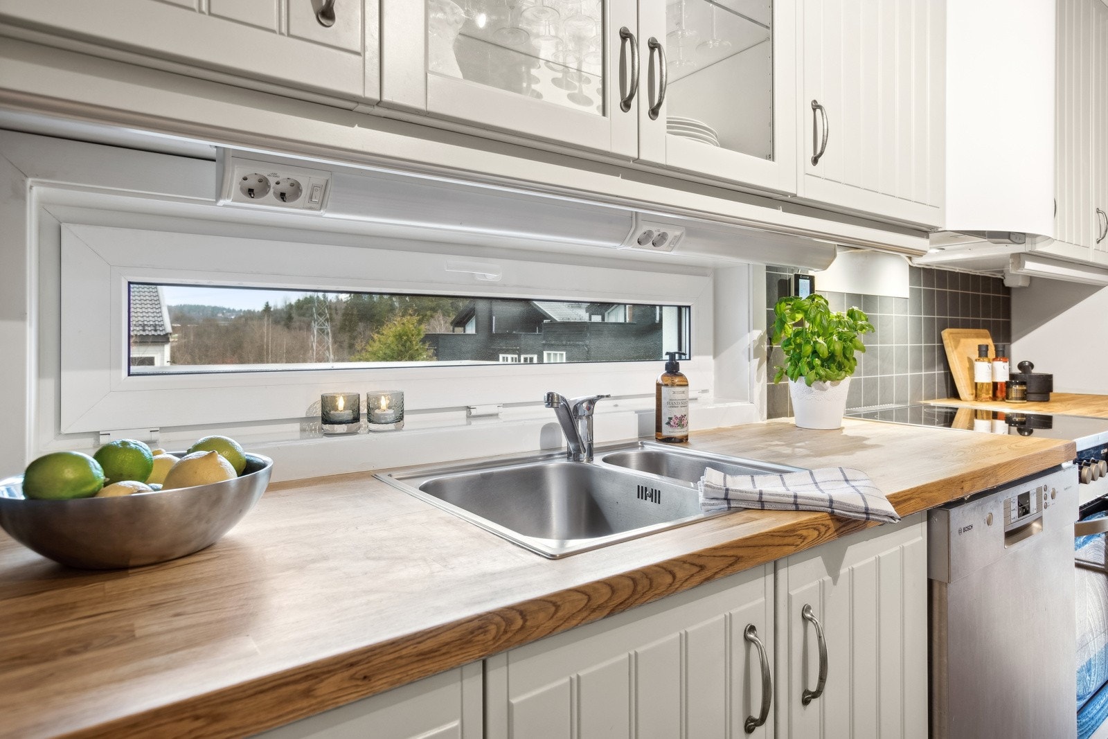 Flott heltre benkeplate med skyllekum og oppvaskkum med ett-greps armatur. Galleribilde