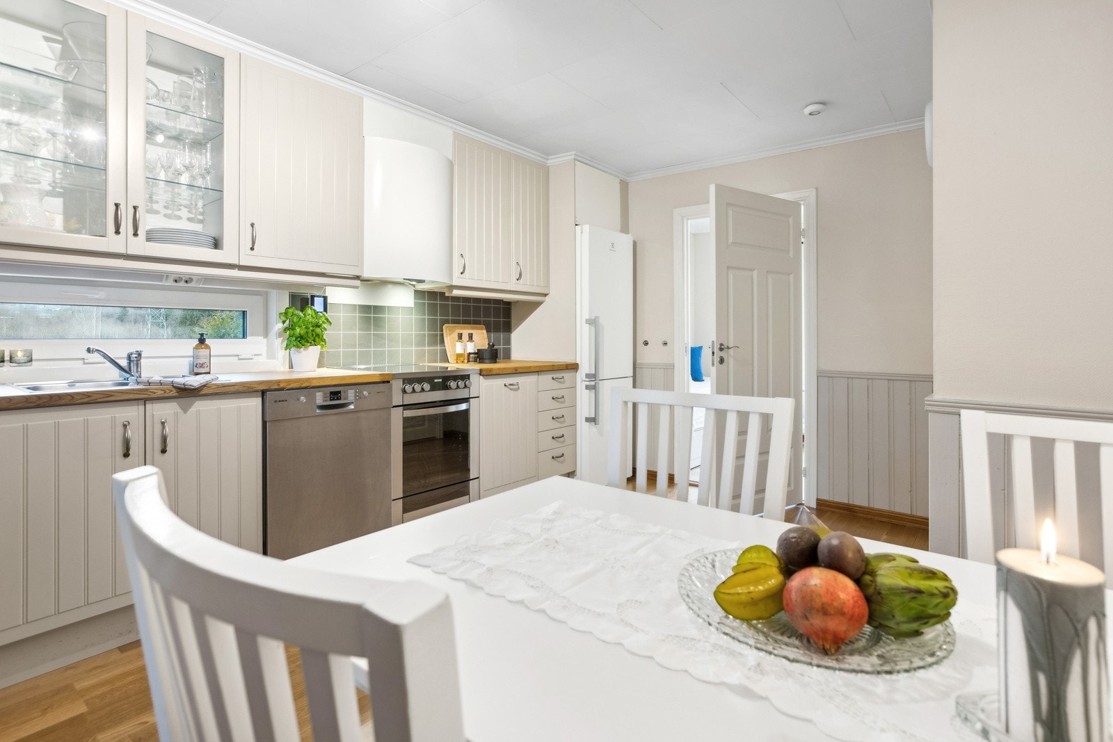 Det er plass til å innrede med spisebord og stoler på kjøkkenet. Her kan du nye gode måltider alene, eller med de du er glad i. Galleribilde