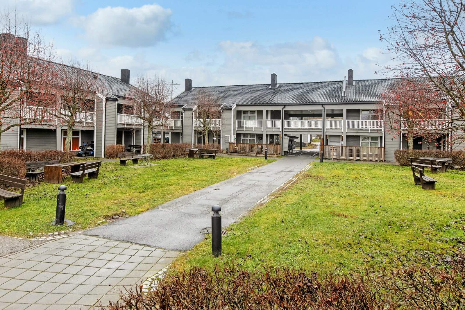 Dette er en flott 2-roms leilighet med god beliggenhet i et veletablert og populært boligområde på Holt Vestvollen. Galleribilde