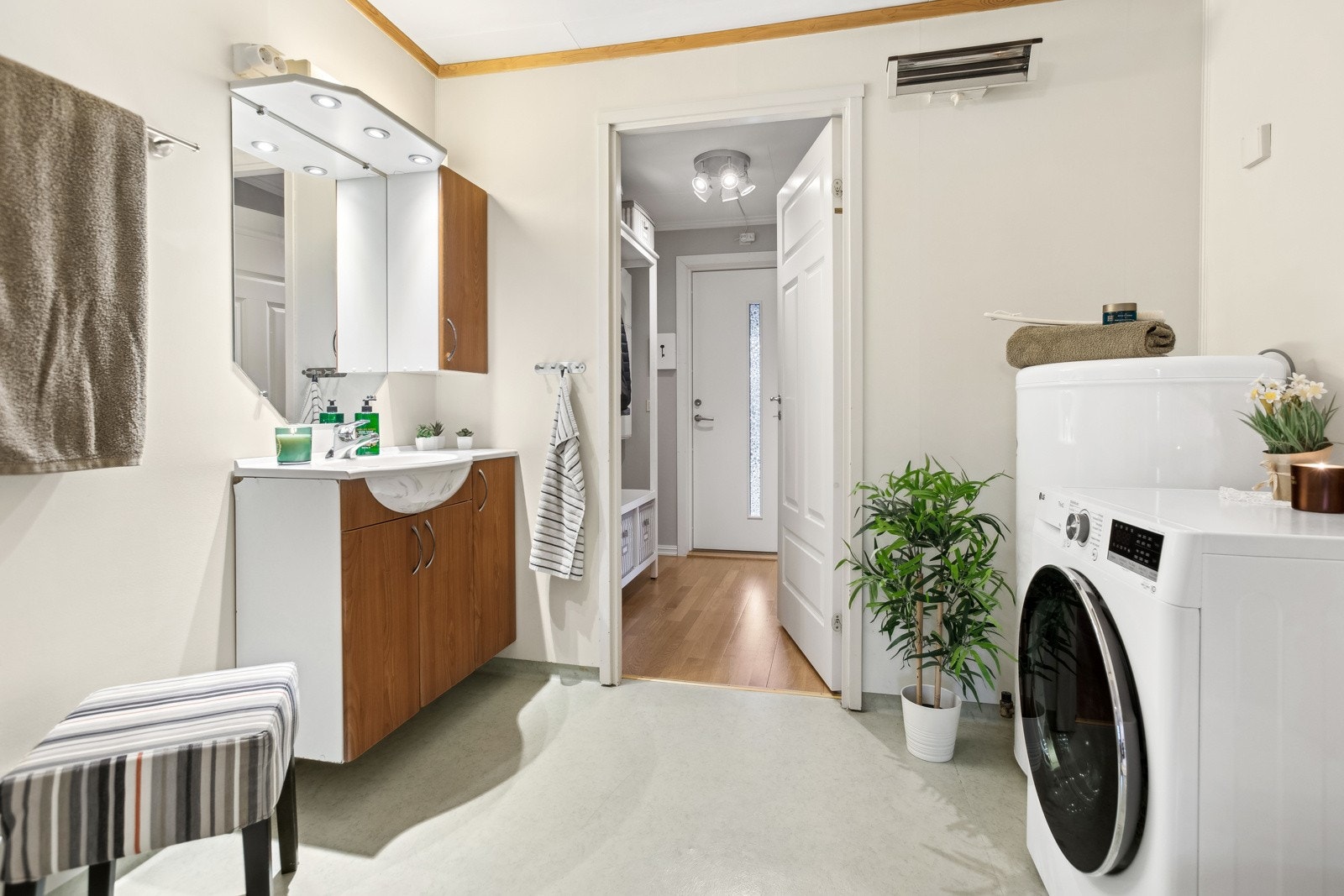 Badet er romslig og har plass til både vaskemaskin og tørketrommel. Galleribilde